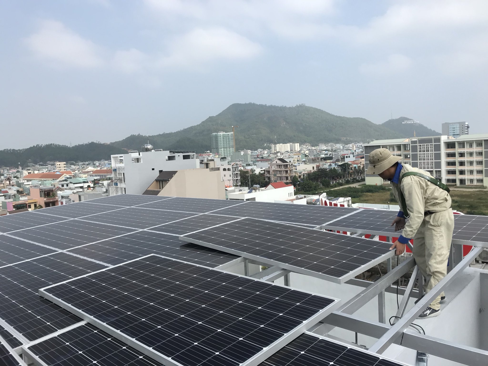 Công trình điện mặt trời 20kwp - khách sạn New Light - 33 Lâm Văn Thạnh, Quy Nhơn 