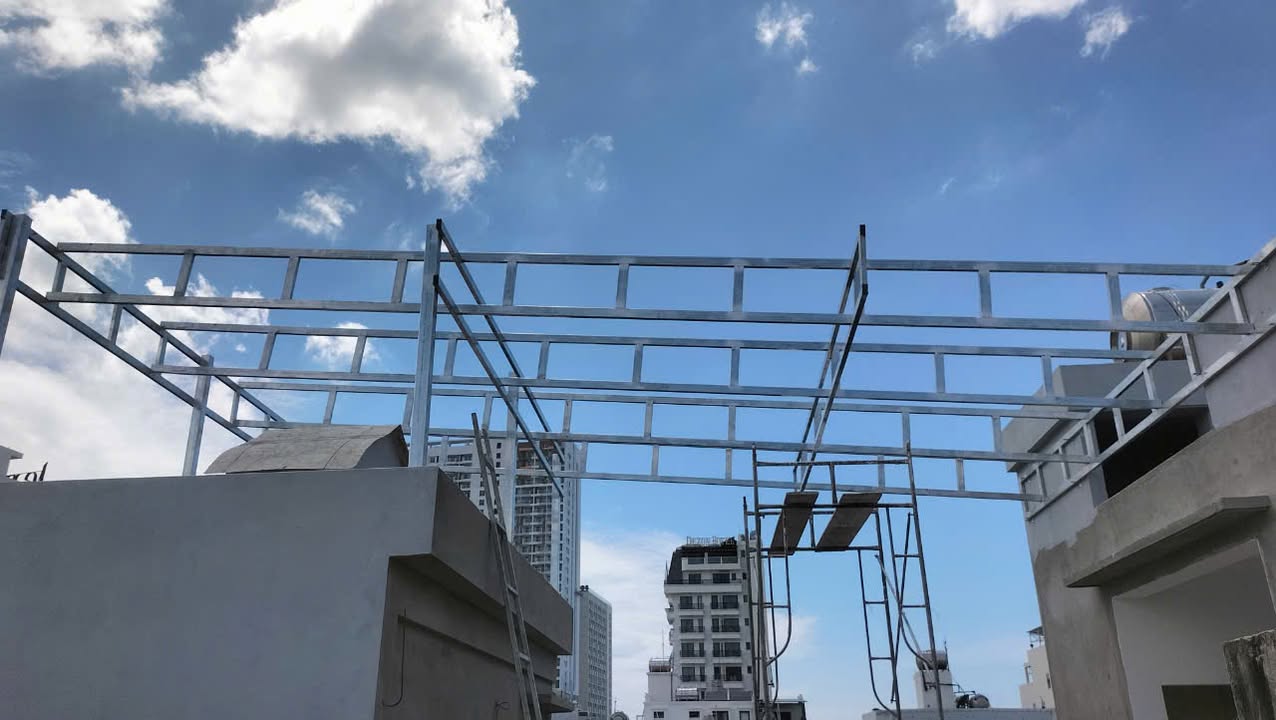 Công tác triển khai thi công khung giàn 14kWp cho khách hàng nhà phố