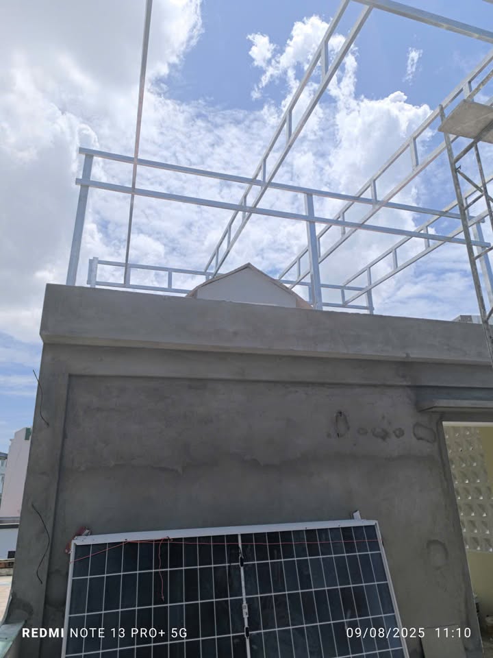 Công tác triển khai thi công khung giàn 14kWp cho khách hàng nhà phố