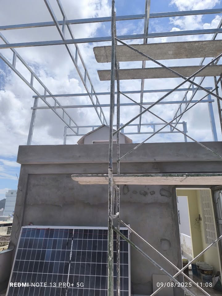 Công tác triển khai thi công khung giàn 14kWp cho khách hàng nhà phố